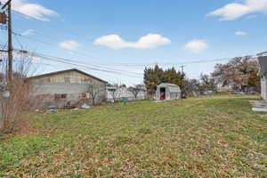 View of yard featuring a shed