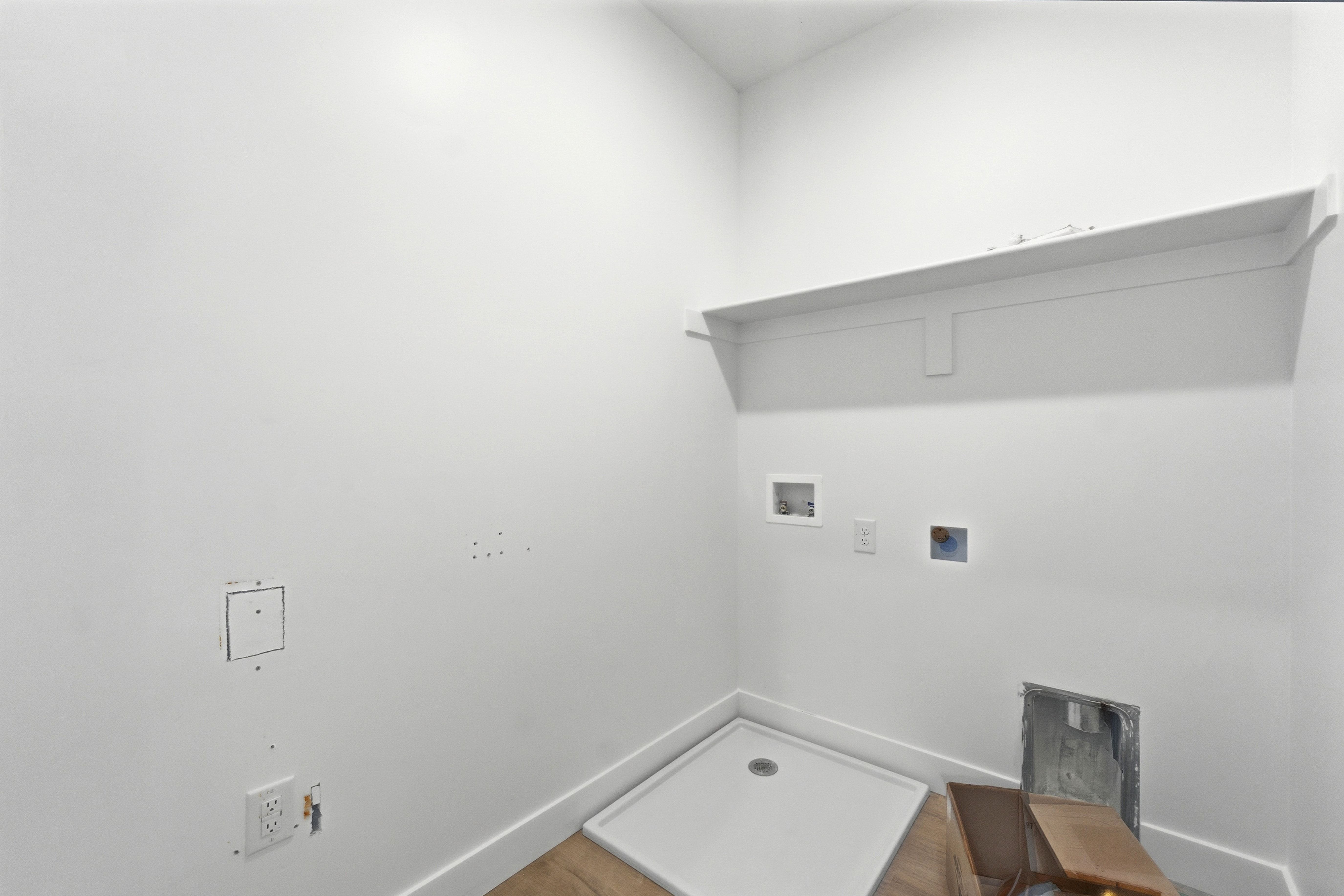 Laundry area with washer hookup and electric dryer hookup