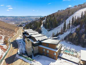 Snowy aerial view featuring a mountain view