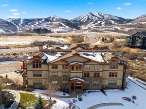 Snowy aerial view featuring a mountain view