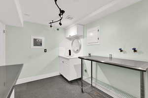 Laundry room with baseboards