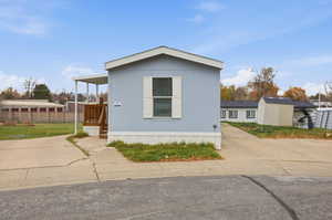 Manufactured / mobile home with covered porch