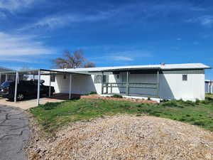 Manufactured / mobile home with a carport