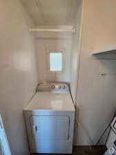Laundry area with washer / clothes dryer