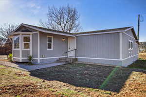 Manufactured / mobile home featuring a shingled roof