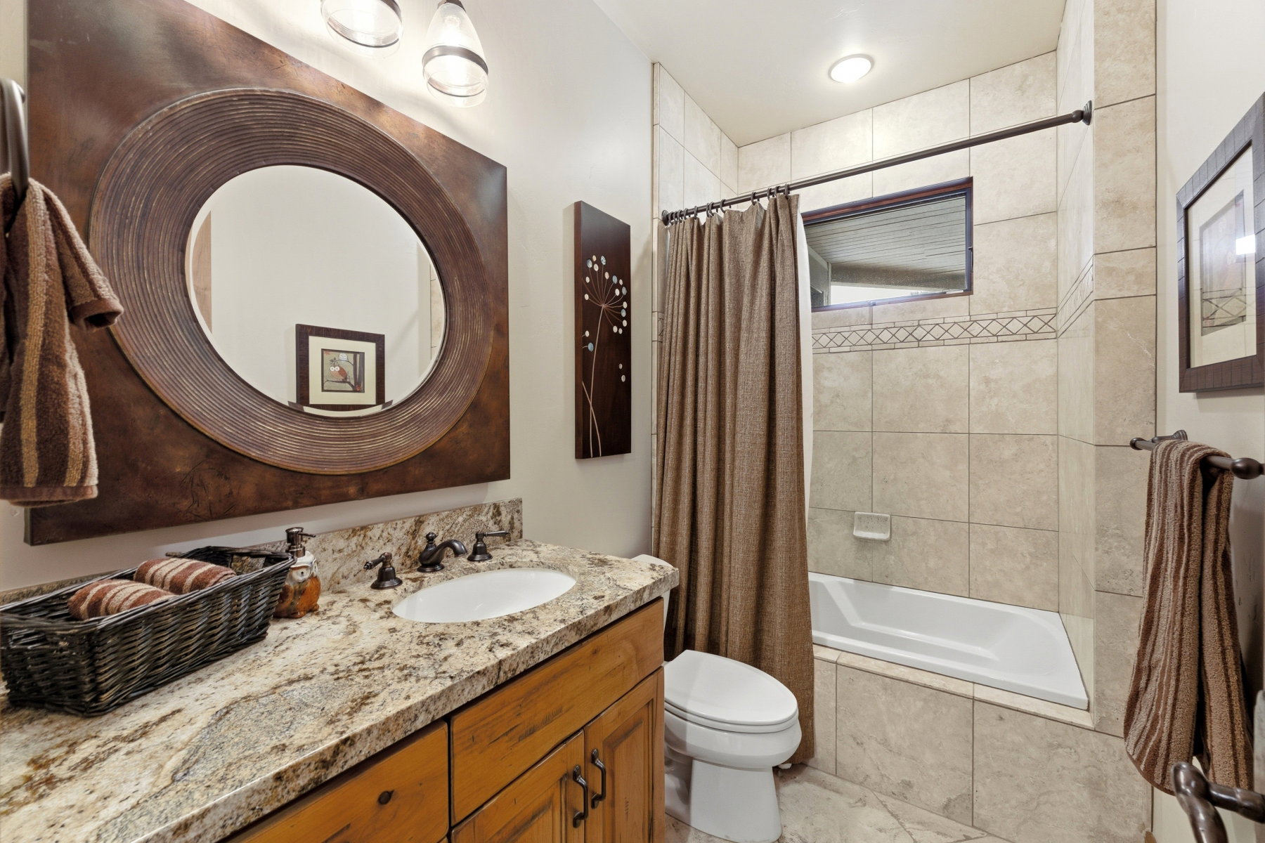 Bathroom with tiled shower / bath and vanity