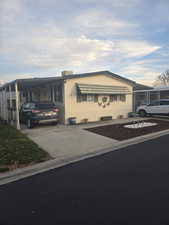 Manufactured / mobile home with 2 driveways and 2 carports