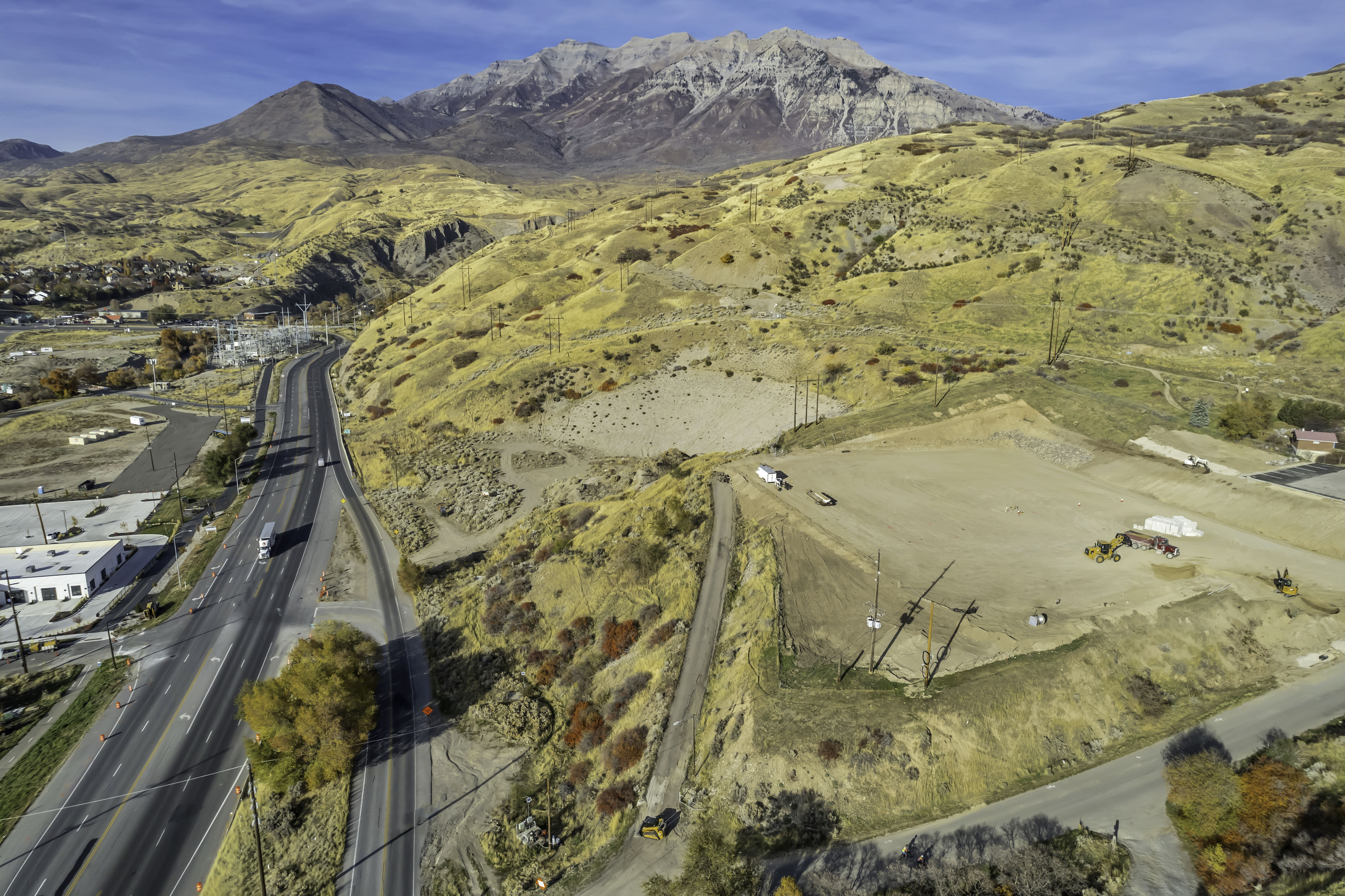 Aerial view of property's location featuring a mountainous background