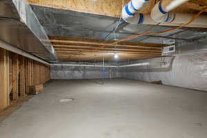 Below grade area featuring crawl space