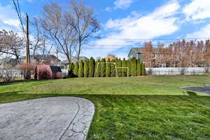 View of yard featuring an outbuilding