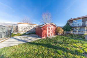 View of yard featuring a storage shed