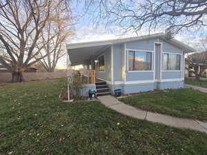 Manufactured / mobile home with a porch