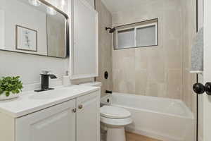 Bathroom with bathing tub / shower combination and vanity