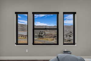 Detailed view of mountains and baseboards