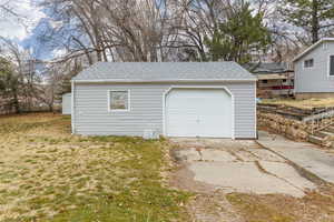 Detached garage with driveway