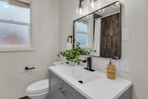 Full bathroom with a shower with curtain and vanity