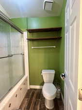 Separate toilet / tub in primary bath