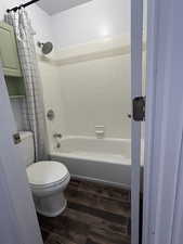 Full bath on upper level with separate toilet/tub.
