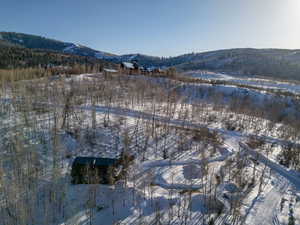 Snowy aerial view featuring a mountain view