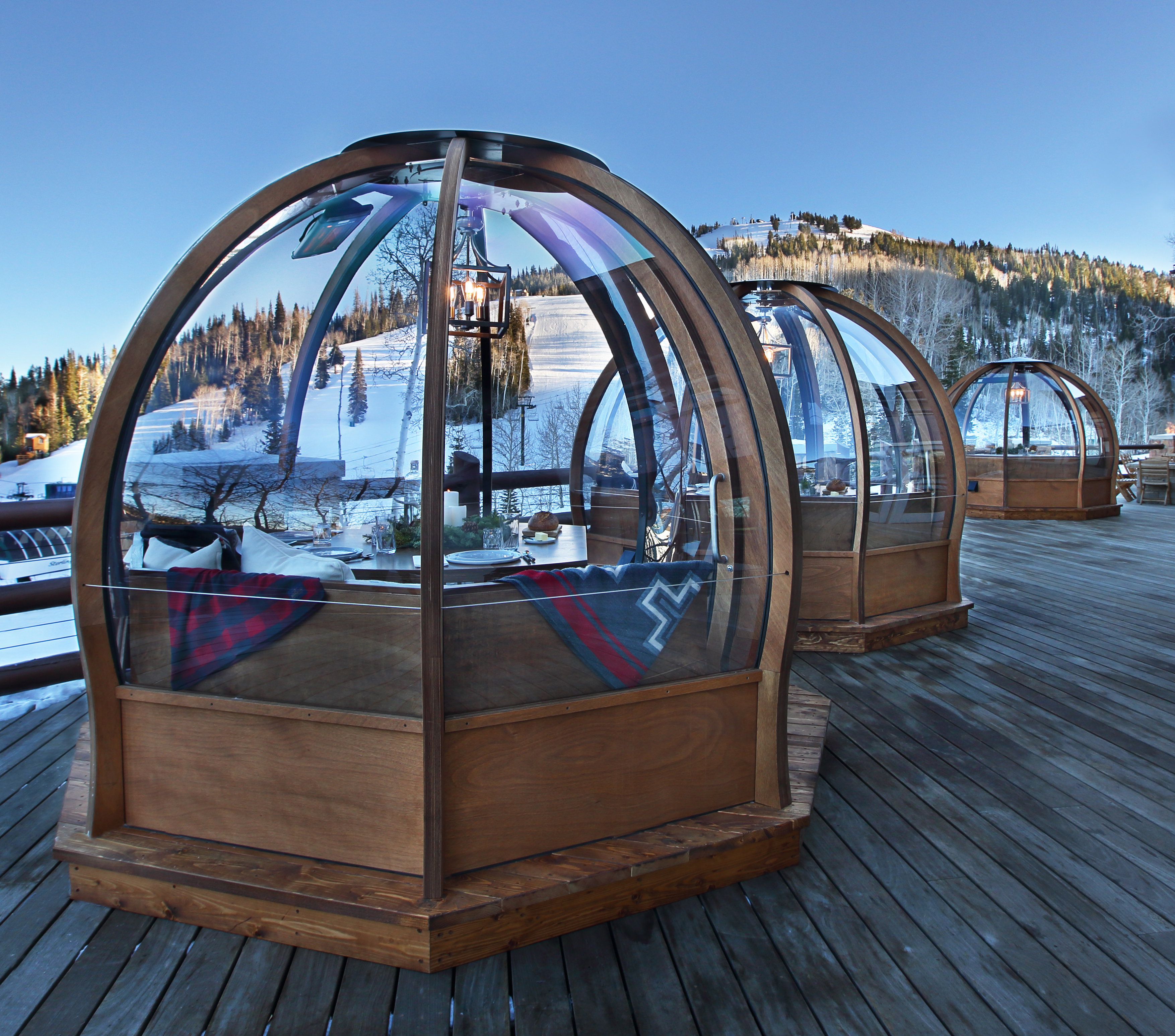 Dining Alpenglobes with stunning mountain vistas.