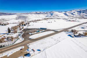 Snowy aerial view featuring a mountain view