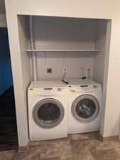 Laundry area with baseboards and washing machine and clothes dryer