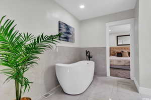 Owners en suite soaker tub