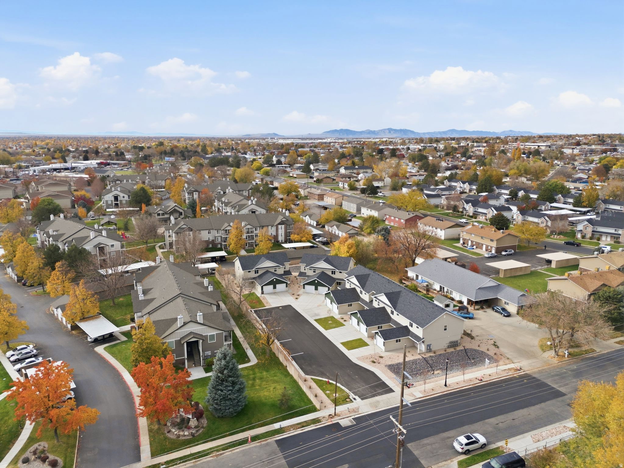Aerial view of property's location featuring nearby suburban area and mountains