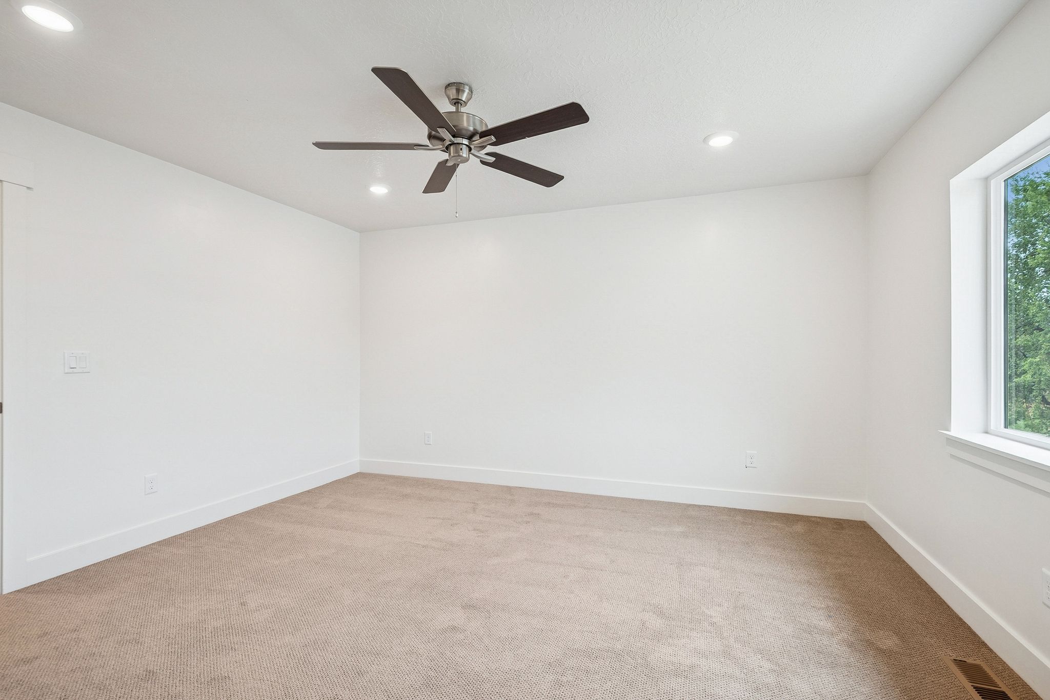 Unfurnished room with light colored carpet, a ceiling fan, and recessed lighting