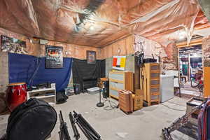 Unfinished below grade area with washer / dryer