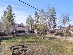 View of grassy yard with a residential view