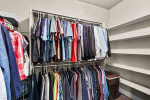 Main bedroom walk-closet