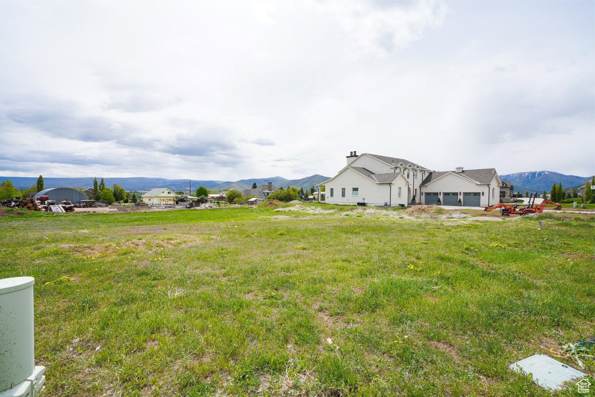 View of yard with a mountain view and a view of countryside