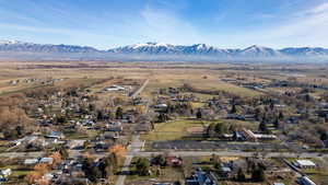 Aerial view of property's location featuring mountains