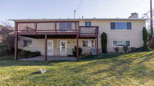Backyard deck & patio for plenty of space