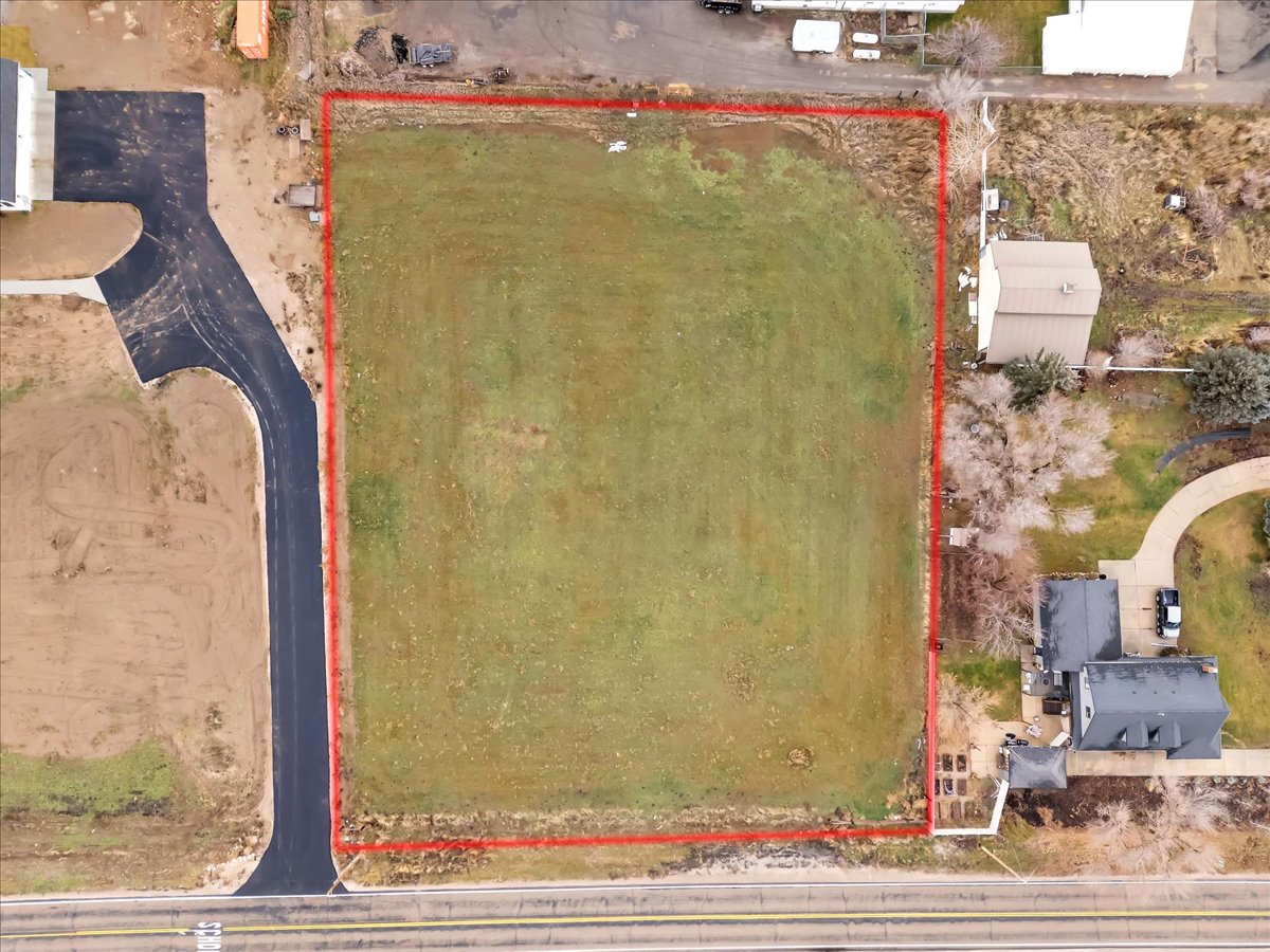 Aerial view of property and surrounding area with property boundaries highlighted