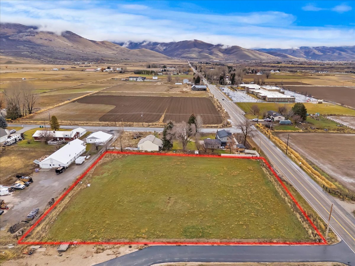 Aerial view of property's location featuring property boundaries highlighted and a mountainous background