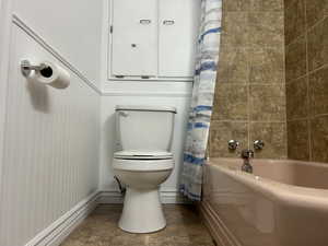 Full bath with toilet and shower / tub combo