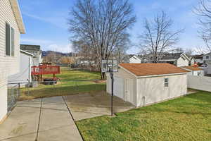 Detached garage and basketball stand
