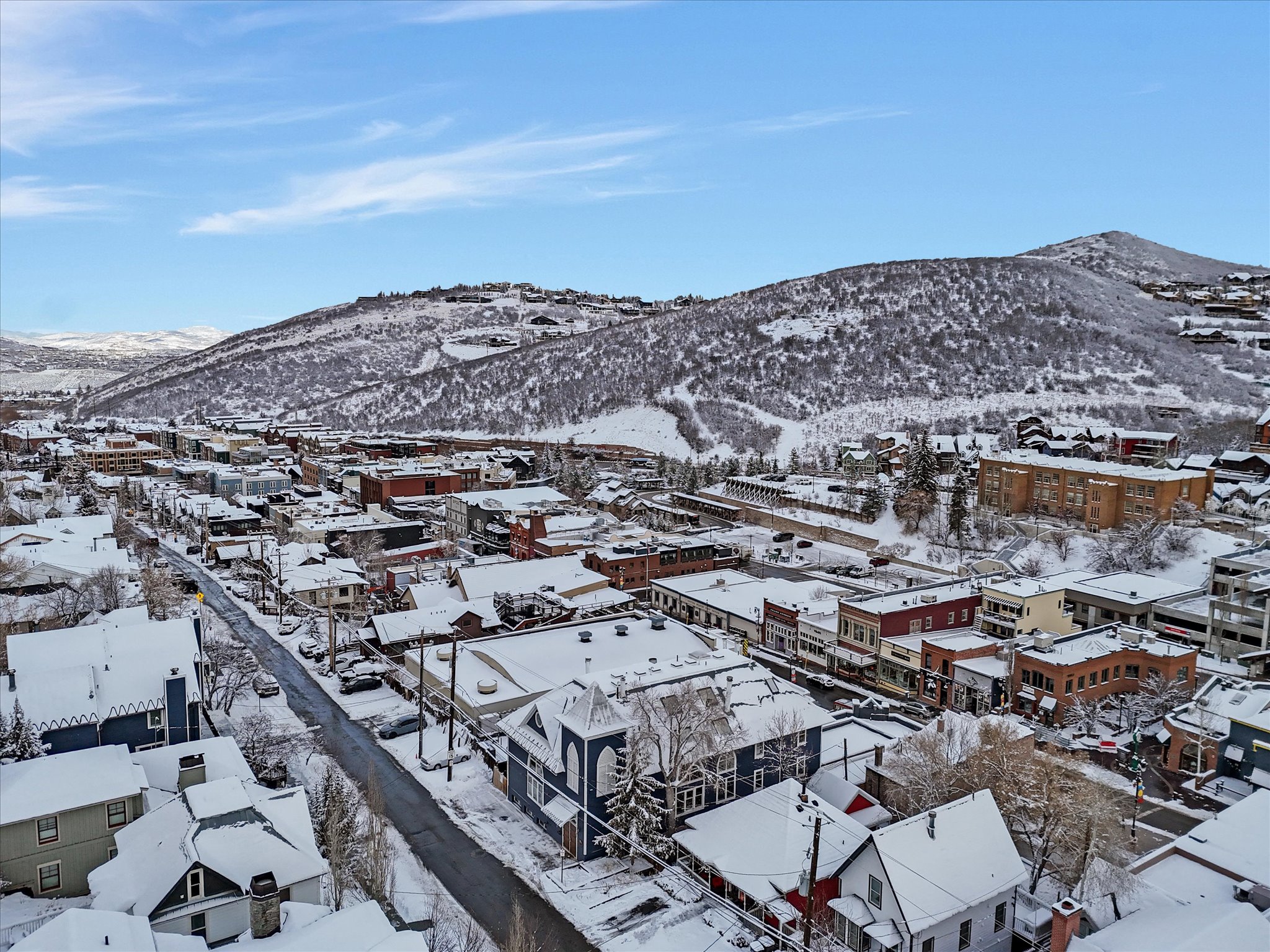 Snowy aerial view featuring a mountain view
