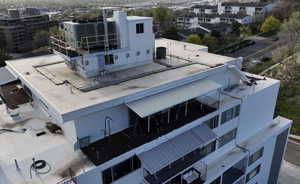 Bird's eye view of apartment complex / building