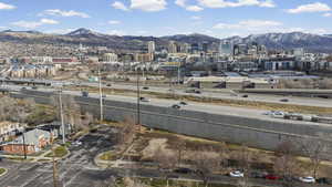 City view featuring a mountainous background