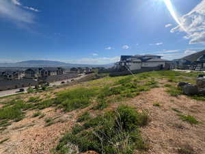 View of yard with a residential view and a mountain view