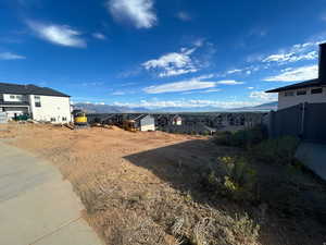 View of yard with a residential view and a mountain view