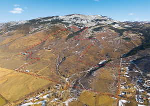 Aerial view of property's location with property boundaries highlighted and mountains
