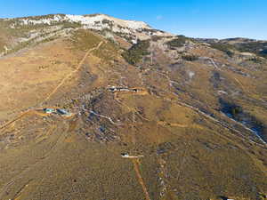 Aerial view of property's location featuring mountains