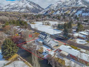 Snowy aerial view featuring a mountain view