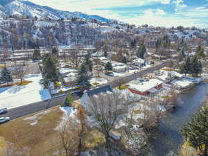 Snowy aerial view featuring a mountain view