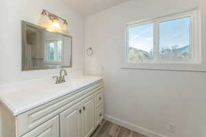 Upstairs ensuite full bathroom and walk in closet.