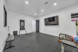 Misc room featuring recessed lighting and baseboards